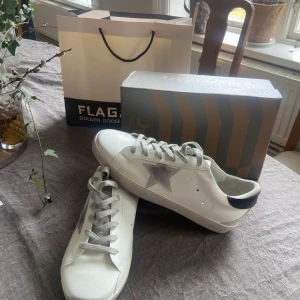 Golden Goose - Ett par feta golden goose 1 : 1, strl 44, skick 9/10. Allt og tillkommer,  vid mer frågor är det bara att höra av sig