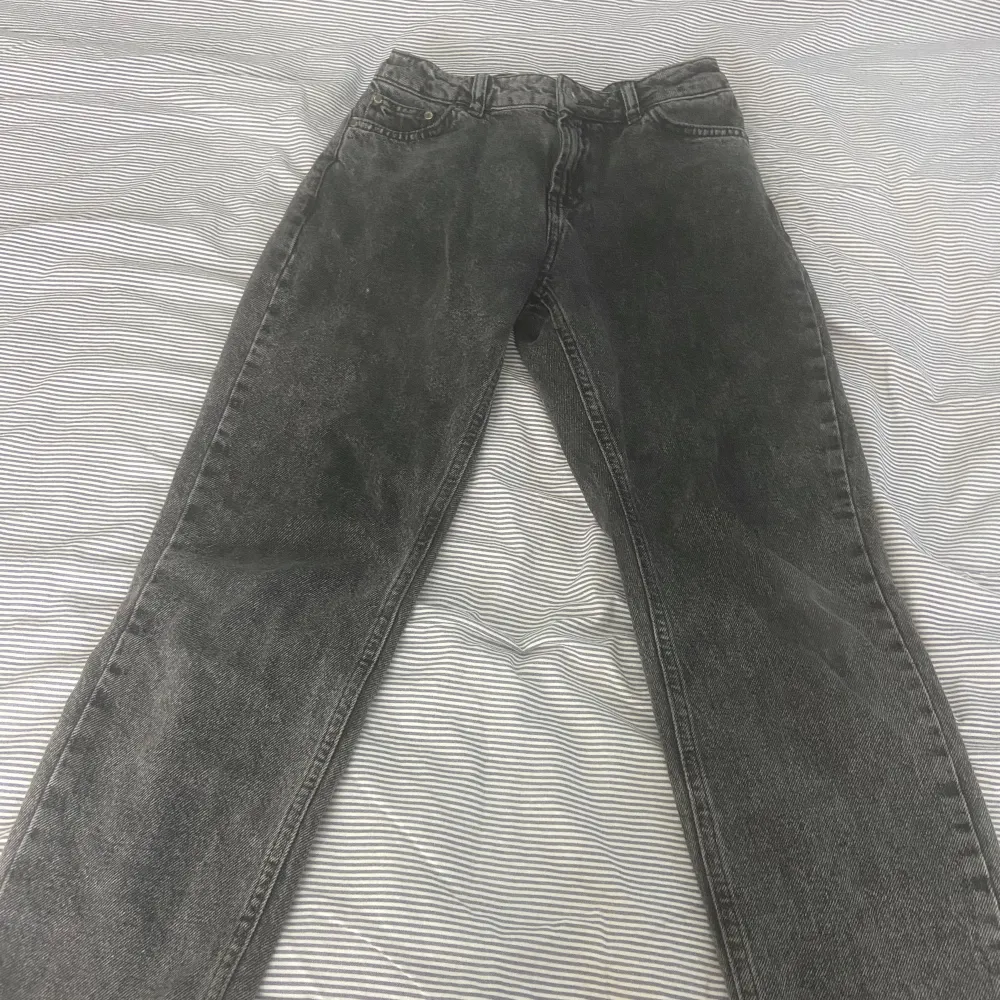 Jag säljer mina skit snygga grunt jeans pågrund av att dom e för små. Köpta från kidsbrandstore. . Jeans & Byxor.