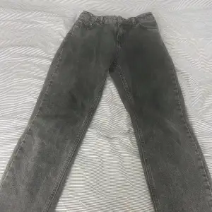 Jag säljer mina skit snygga grunt jeans pågrund av att dom e för små. Köpta från kidsbrandstore. 