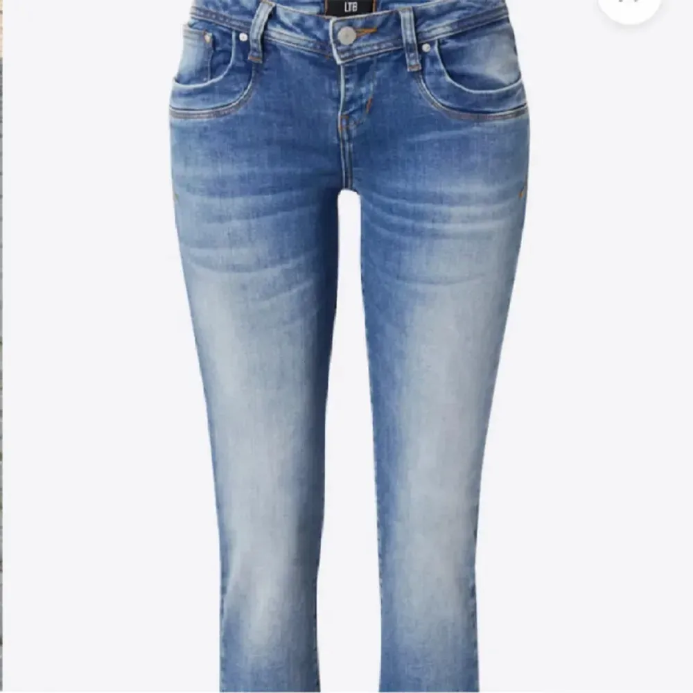 Säljer mina lågmidjade LTB Valerie jeans eftersom att det tidigare köparen ångrade sig 🥰 Dem är i bra skick och köpta i somras 🩷. Jeans & Byxor.