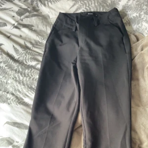 Kostymbyxor - Säljer nu ett par svarta kostymbyxor (bootcut)från bikbok, det finns en slitning på knät och därav är priset billigare. 150kr(+frakt)  nypris 700kr