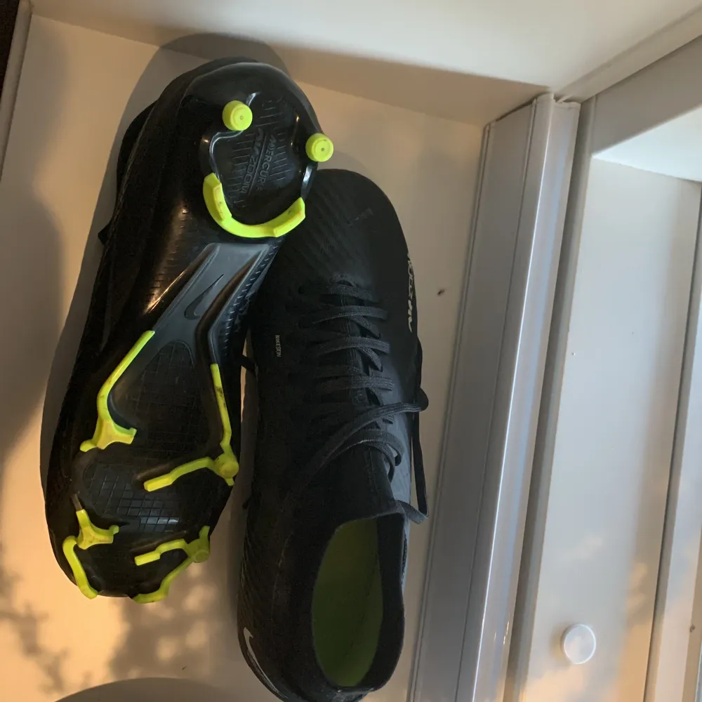 Nike air Zoom mercurial fotbollskor, storlek 40. Helt oanvända efter som de är för stora. Köpta för 1700 på JD Sports i London. Konstgräs/ Gräs skor. Köparen står för frakten!! Hör gärna av er om ni undrar något mer☺️. Skor.
