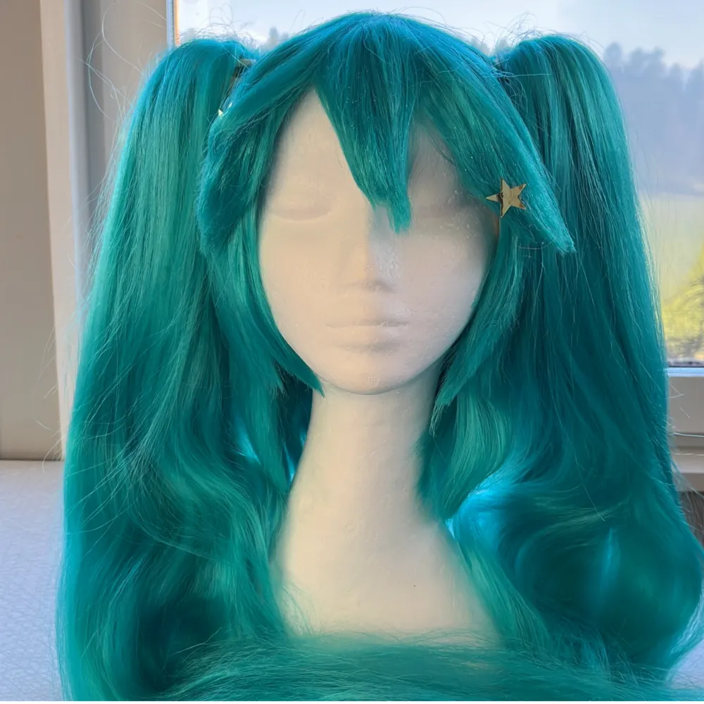 En Hatsune miku cosplay som jag själv sytt. Den är i väldigt bra skick (endast använd ett fåtal gånger) men den ena ”tofsen” till peruken är väldigt trasslig som bild 3 visar. Det enda som saknas är hennes stövlar/strumpor. Pris kan diskuteras 🩵. Övrigt.