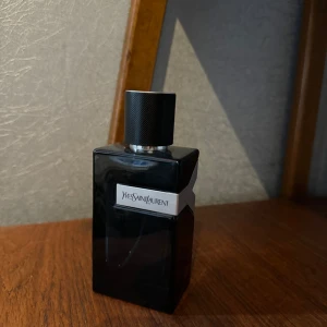 YvesSaintLaurent Y EdP Intense 100Ml - Säljer en Ysl Y intense 100ml endast använt några gånger, säljs för den är för stark för mig, Nypris är 1700 min pris 1200.  