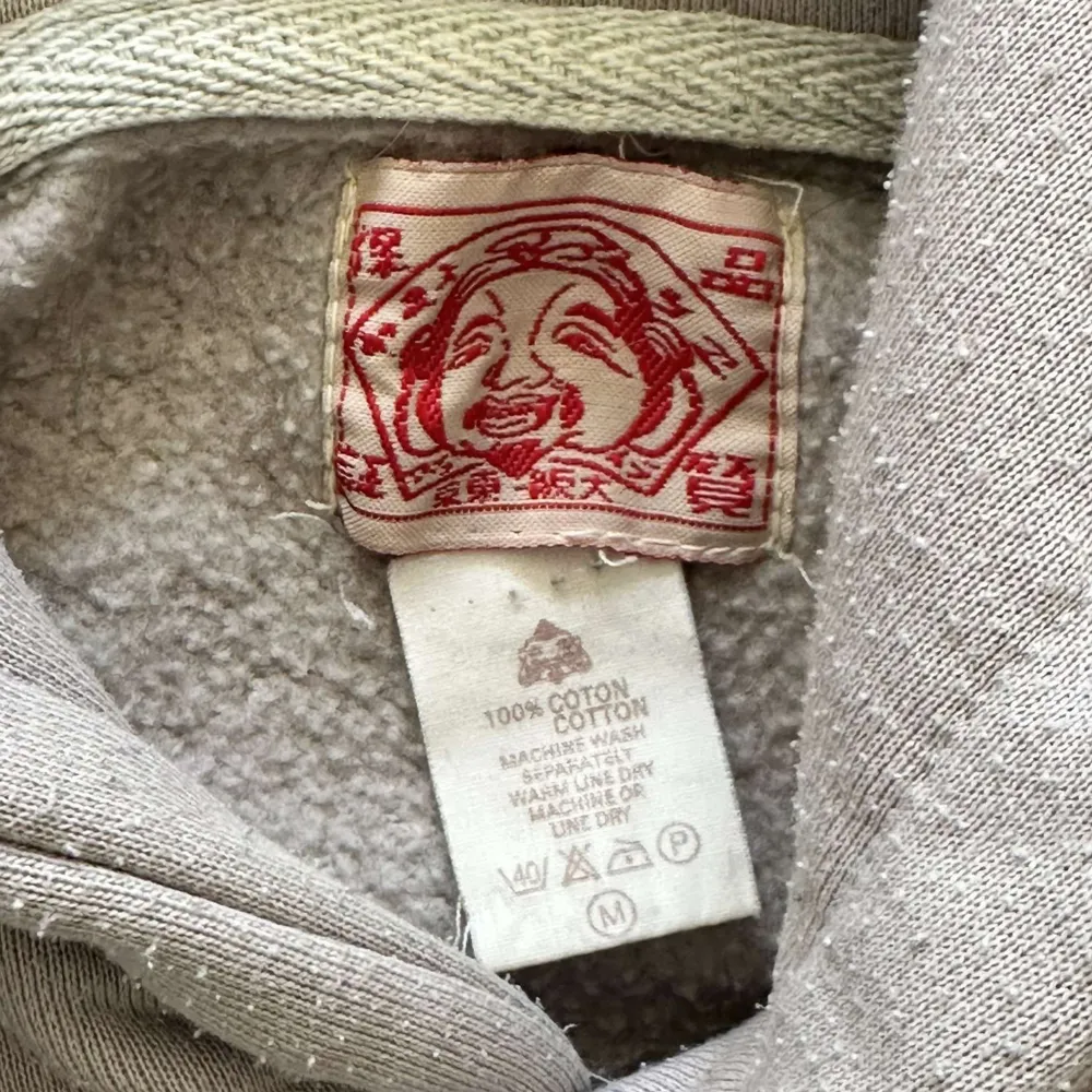 Superfin hoodie, som jag kanske har använt fem gånger. Väldigt bekväm och bra passform. Nypris: 4000kr Evisu är ett japanskt klädesmärke, med fokus på jeans, T-tröjor men även på kostymskrädderi, som skapades av den japanske designern Hidehiko Yamane. Hoodies.