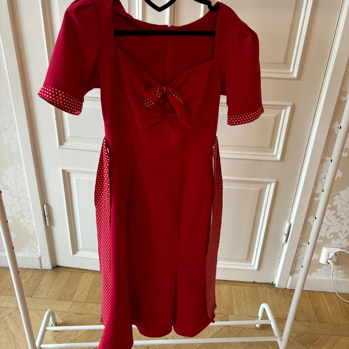 Röd klänning, Stop Staring! - 93