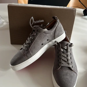 Christian Louboutin sneakers mocha - Christian Louboutin sneakers i hög kvalite 10/10. Endast testade på men var för stora, grå storlek 43 men passar mer 42,5 dock är det bredda mocha. Hör av er vid minsta intresse😁👍