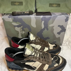Valentino Rockrunners  - Tja säljer dess stilrena valentino rockrunners i storlek 41 och en halv ✅. Skorna är i fint skick fast har några defekter men har mycket kvar att ge 💯. Allt Og ingår ‼️Tar Imot byten 