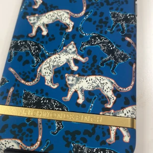 Mobilskal 11 PRO  - Ett så himla snyggt mobilskal från RF!❤️🥰 Aldrig använt då det var fel storlek! KONTAKTA MIG OM DU ÄR INTRESSERAD SÅ KAN VI DISKUTERA PRIS!