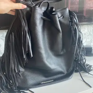 Otroligt snygg Victoria Secret väska som inte går att köpa längre!!🩷 aldrig kommit till användning så är i helt ny skick