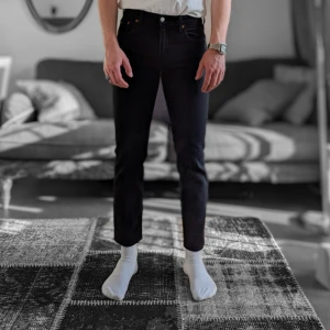 Levi's 502 Hi-ball - Jeansen är i välanvänt skick. Bakre bältesloopen är lite sliten.  Jag på bilden är 182 cm lång och väger 75 kg.