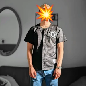 Basketjersey Brooklyn Nets - Svart basketjersey i prima skick. Fungerar att ha ovanpå hoodie eller sweatshirt.  Jag på bilden är 182 cm lång och väger 75 kg.