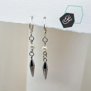 Handgjorda örhängen  - Handgjorda örhängen ● Material- rostfritt stål och glaspärlor ●Örhängeskrokar - rostfritt stål ●Längd -5cm .Vattentåliga, ändrar inte färgen! Följ:@ekjewelryofficial . 