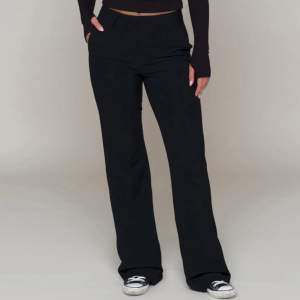 Säljer mina helt oanvända (lappar kvar) supersnygga kostymbyxor från LXA ”Fave suit pants- Black” som är helt slutsålda. Nypris 899, mitt pris 450