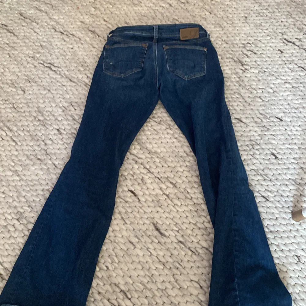Säljer dessa jätte fina mörk blå jeans i storlek 32-34💕 Säljer dessa pågrund av att de har blivit för små 💕. Jeans & Byxor.