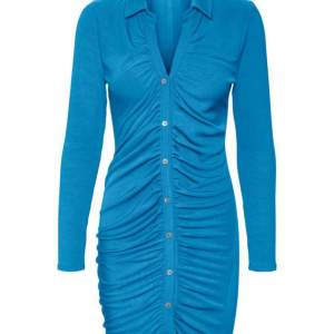 Blå klänning med knappar från Vero Moda, aldrig använd så även är prislappen kvar. Nypris 449
