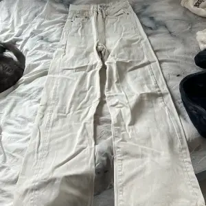 Vita jeans från lager 157! Säljer då de har blivit för små ❤️