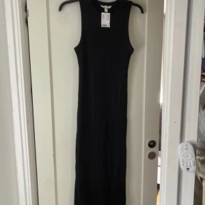 Långklänning  - Ny, endast testad - långklänning med slits från hm. Storlek 36