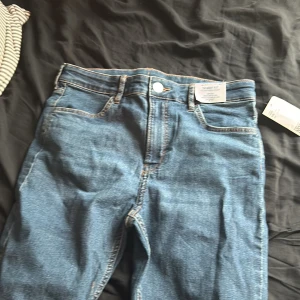Storlek 164 jeans - Säljer ett par jeans ifrån HM pågrund av att de har blivit för små och de är helt oanvända lappen är kvar och jag har endaste testat dem och de är i storlek 164 och är slim