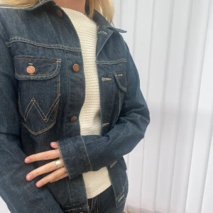 Äkta Wrangler jacka  - Snygg mörkblå jeans jacka perfekt till våren och sommaren. Köpt ny i USA för ca 3000 kr, säljer i nyskick med inga defekter använt 3 gånger. Kika gärna resterande av sidan där bland annat den vita Ralph Lauren tröjan säljs☺️🌸✨