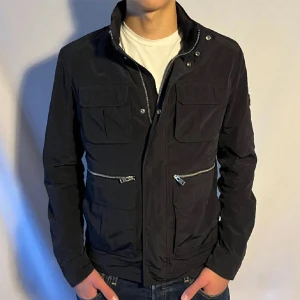 J Lindberg jacka - Säljer nu min j Lindberg jacka, funkar perfekt till våren inte för tjock och passar till de mesta.  Modellen på bilden är 184 Skick 9/10 Kom privat vid mer frågor eller annat