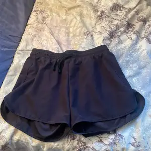 Här är ett par byxor jag har inte använt dem så mycket dem säljs nu för dem är för stora och kommer inte till nytta, priset kan diskuteras sen❤️