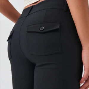 Y2k bootcut byxor svarta  - Helt nya, bara testade Y2k byxor från Gina. Tappade bort kvittot så kunde ej lämna tillbaka men utöver det är byxorna jättefina. 