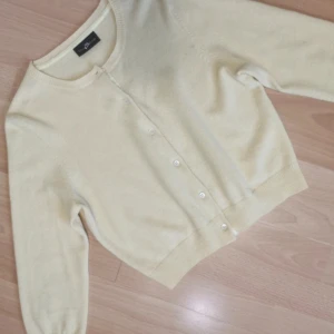 100% kashmir  - Stickad gul tröja. Liten i storleken och lite kortare i armarna