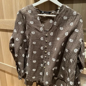 Blus zara  - Blus från zara säljes då den inte kommer till användning. Använd endast under ett tillfälle