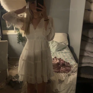 Studentklänning  - Storlek M men passar mig som är vanligtvis S, super fin vit sommarklänning som passar perfekt till studenten. Aldrig använt endast testat