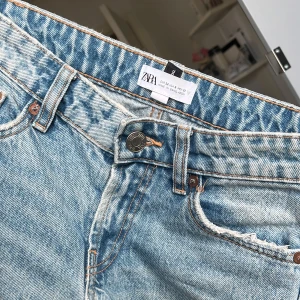 LÅGMIDJADE ZARA JEANS - Jeans från Zara som knappt är använda och slutsålda💘 de är i superfint skick, de var lågmidjade från början, men ville ha dom mer lågmidjade så de är sydda lägre än original💕perfekta blå färgen!Midjemått 34 cm rakt över,Innerbenslängd 70 cm🫶mer i kmt