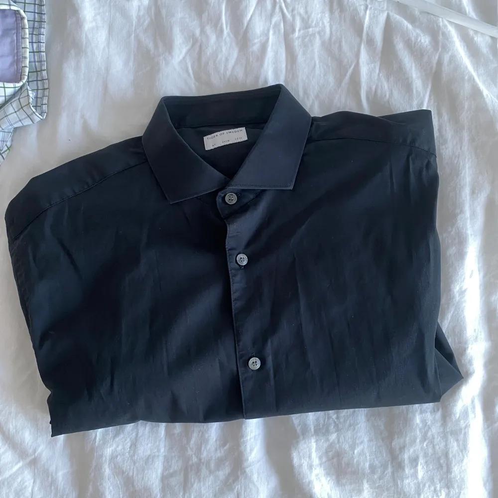 En jättefin svart skjorta från Tiger i storlek 42 slim. Den är i jättebra skick. Skriv för mer info/bilder och köp vi köp nu knappen. . Skjortor.