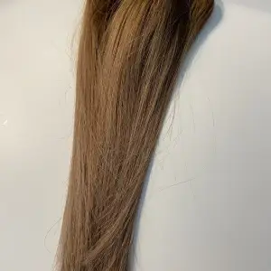 Mellanblond, 3 delar clips. Använd fåtal gånger. Jag använde mest för förtjockning (:  Det är från Rapunzel och nypris 1300kr