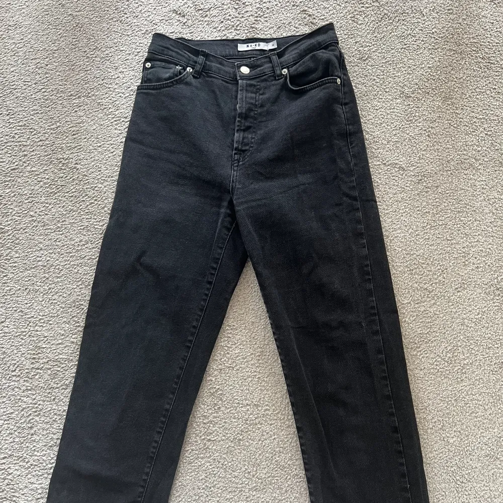 Högmidjade jeans från NA-KD med glyfknappar💫 Sparsamt använda, inga Sundling defekter förutom att lappen har lossnat ( se bild)   Hör av er vid funderingar🌸 . Jeans & Byxor.