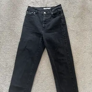 Högmidjade jeans från NA-KD med glyfknappar💫 Sparsamt använda, inga Sundling defekter förutom att lappen har lossnat ( se bild)   Hör av er vid funderingar🌸 