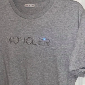 Moncler  - Moncler äkta kvitto finns  Mycket bra skick, aldrig använd  Passar en XS-M  Strl M  Originalpris 3000kr