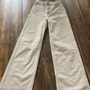 Jeans -  jättefina beige jeans från H&M som är midwaist och lite baggy i benen!💗 Jättebra skick!