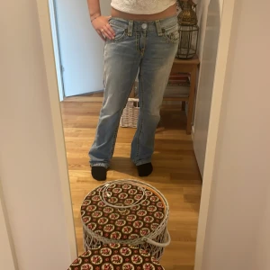 True religon jeans🩷 - Ett par jättesnygga vitange true religon jeans i ljusblå färg med gula trådar. Jeansen är i jättebra skick och säljer för att dom inte kommer till användning (pris kan diskuteras)
