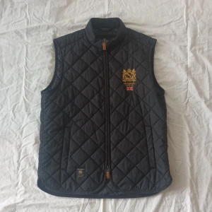 Morris väst - Skick 8/10 nypris 2000 kr mitt pris 500. Stolek. Skriv vid funderingar