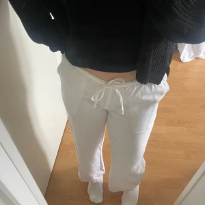 Linnebyxor - Säljer dessa jättefina linnebyxor! Köpta förra sommaren och använda några gånger men inga defekter. Säljer eftersom de är för korta på mig. Köpta på HM