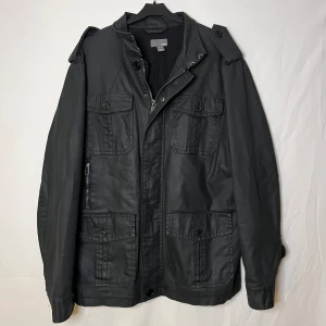 Vårjacka (riktigt kap) - Snygg Vår/Höst Jacka i utmärkt skick  | Modellen på bilden är 187 cm | Pris: 149kr | Storlek L | Högkvalitativt material och snygg passform | Fraktar visa PostNord eller Instabox på köparens Bekostnad:)   Skriv om ni har frågor eller funderingar mvh