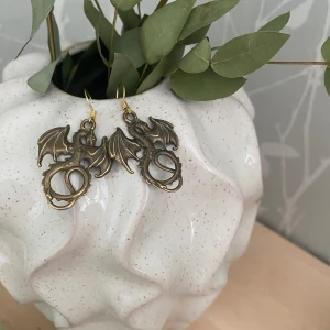 Örhängen - Drakar - Jag säljer dessa örhängen som är drakar. Dom är egentillverkade och inga defekter alls. 