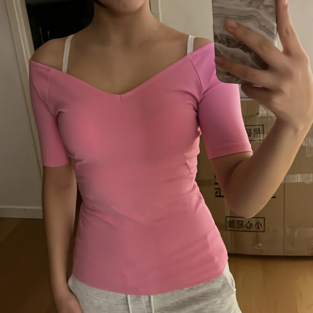 V neck, ny och oanvänd, perfekt för sommaren🎀. Toppar.