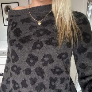 Säljer denna snygga stickade tröja med leopardmönster!!❤️❤️