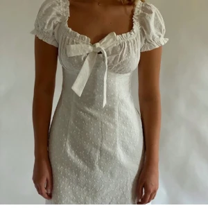 Studentklänning - Säljer min fina studentklänning från Obsession Stockholm, endast använd 1 gång. Säljer den då den är för stor för mig nu. Original pris var 950kr + frakt. Frakt ingår inte i priset.