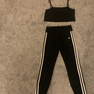 Adidas tights och en linne - Adidas tights och ett svart linne. Linnet är inte från adidas men har alltid haft dom tillsammans. Om du vill köpa bara linnet kostar det 40kr och om du vill köpa bara byxorna kostar dom 100 kr och sätter kostar 125 kr:)