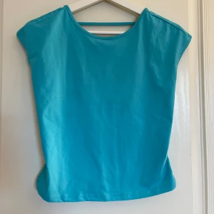 Topp med öppen rygg - En jätte söt topp med öppen rygg från shein. Endast testat