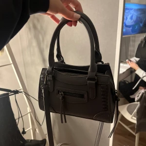 Supersnygg väska!💓💓 - Bra skick! Säljer då jag inte använder så mycket💓  Nypris: 400kr Mitt pris: 250kr