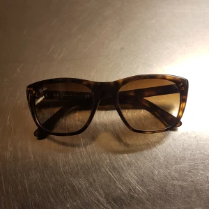 Rayban Solglasögon Wayfarer - Rayban solglasögon modellen:   RB4154 710/51   Solglasögonen har några repor på glaset. Reporna syns inte så mycket. Skickar fler bilder vid på glaset vid intresse   Säljs utan fodral