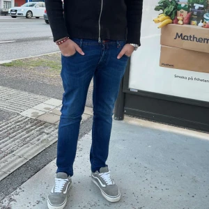 Jacob Cohen Jeans - Tja, säljer dessa sjukt snygga Jacob Cohën jeansen. Modellen på dem är TYPE 622c. Cond: 10/10. Passar någon som är ungefär 180, som jag finns bild när dem är på om det önskas!DEM ÄR NERSYDDA! Vid frågor elr funderingar är det bara o hojta till!